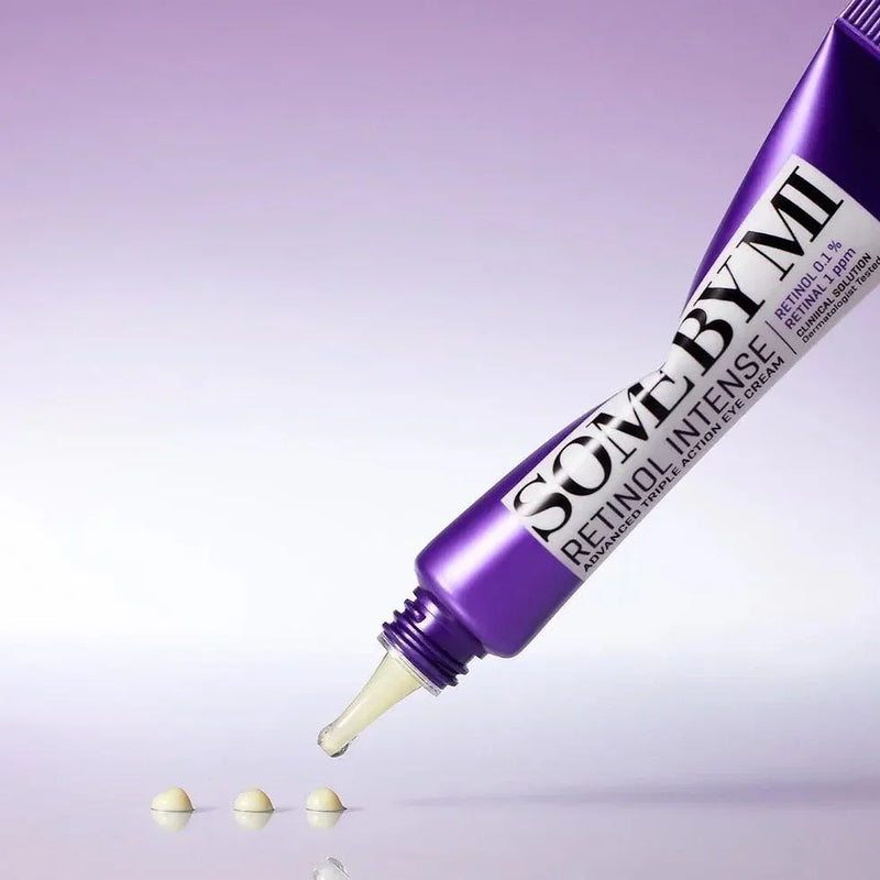 Creme para olhos coreano Some By Mi Retinol Intense com embalagem roxa sobre fundo lilás.