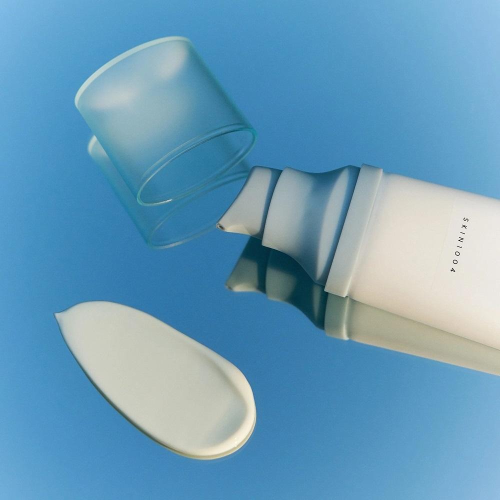 Ingredientes naturais como Centella Asiatica, ácido hialurónico e chá verde no protetor solar SKIN1004 Hyalu-Cica
