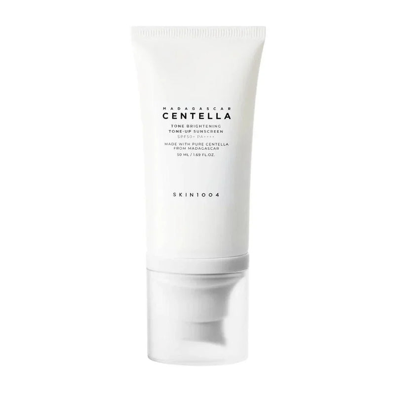Protetor solar coreano Skin1004 Centella Madagascar clareador com FPS50+, embalagem branca de 50ml.