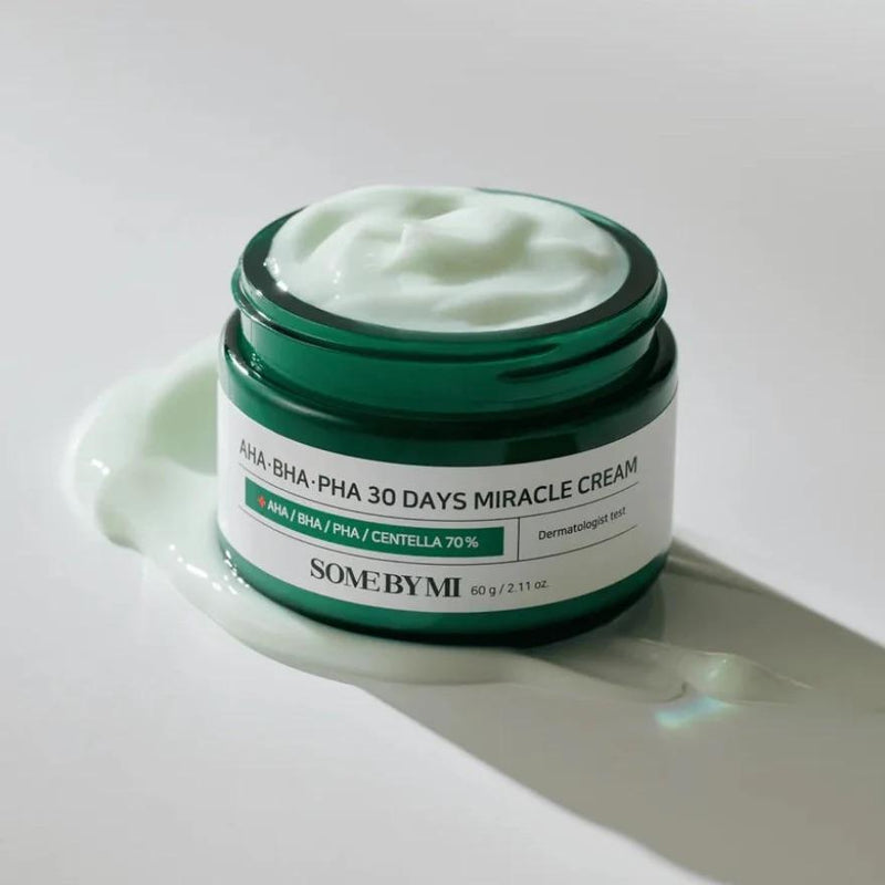 Creme facial coreano Some By Mi em pote verde com textura cremosa, ideal para skincare.