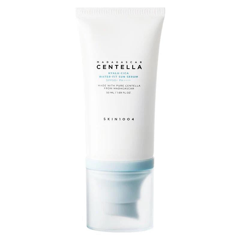 Frasco de 50ml do protetor solar SKIN1004 Madagascar Centella Hyalu-Cica Sun Serum com proteção SPF50+ PA++++.