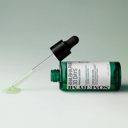 Sérum coreano SOME BY MI 30 Days Miracle AHABHA em frasco verde com conta-gotas, para pele problemática.