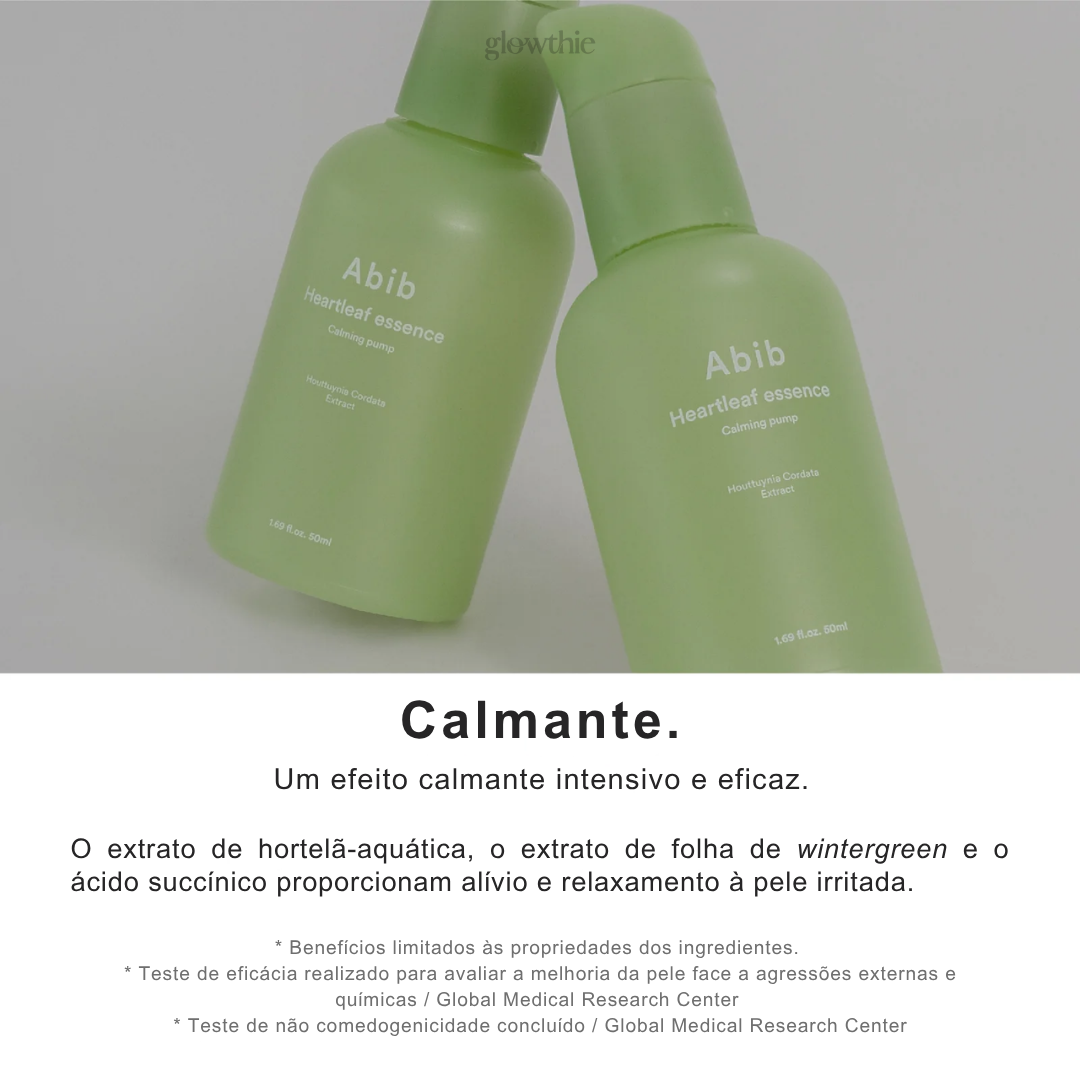 Frasco verde da Abib Heartleaf Essence Calming Pump sobre fundo branco