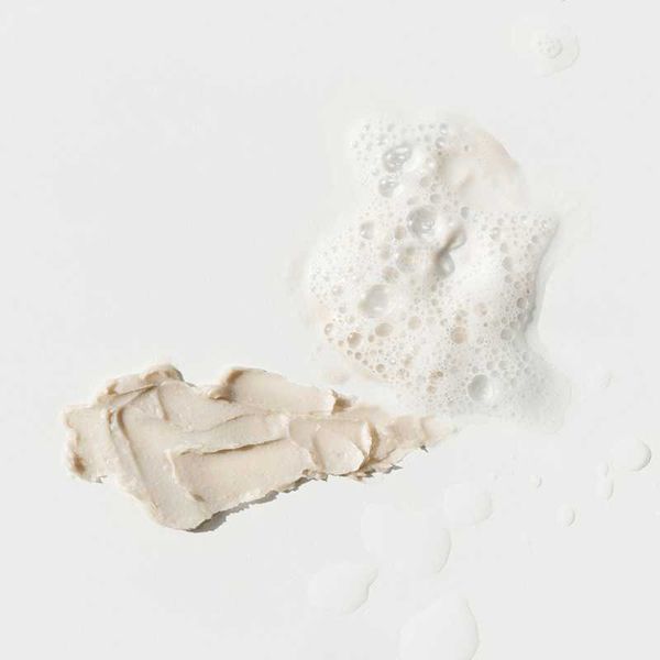 Ingredientes chave: kaolin, ácido hialurónico, óleos herbais — White Clay Foam. Disponível na Glowthie – loja de cosmética coreana em Portugal.
