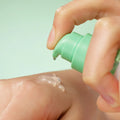 Textura leve e hidratante do sérum PURITO Centella Unscented, ideal para pele sensível. Disponível na Glowthie – loja de cosmética coreana em Portugal.