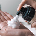 Aplicação da espuma Pyunkang Yul no rosto — textura cremosa e limpadora. Disponível na Glowthie – loja de cosmética coreana em Portugal.