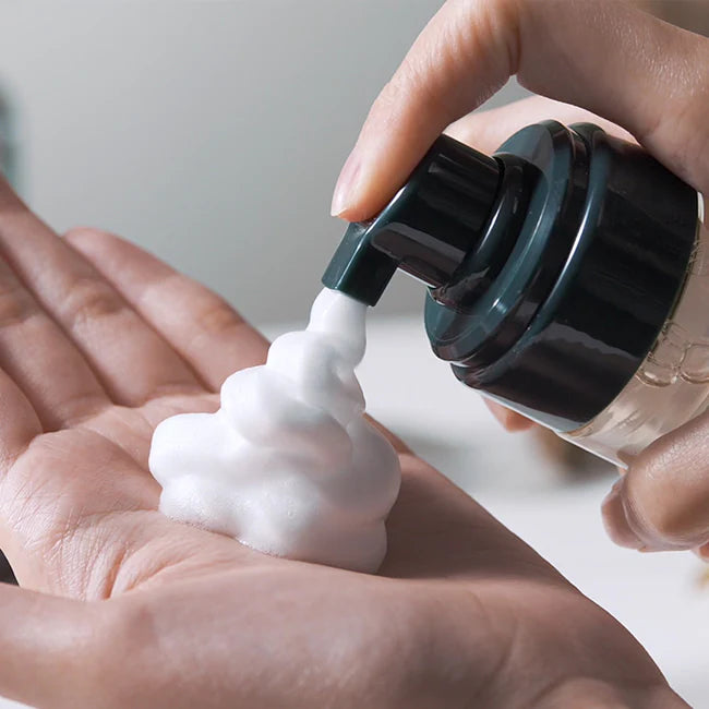 Aplicação da espuma Pyunkang Yul no rosto — textura cremosa e limpadora. Disponível na Glowthie – loja de cosmética coreana em Portugal.