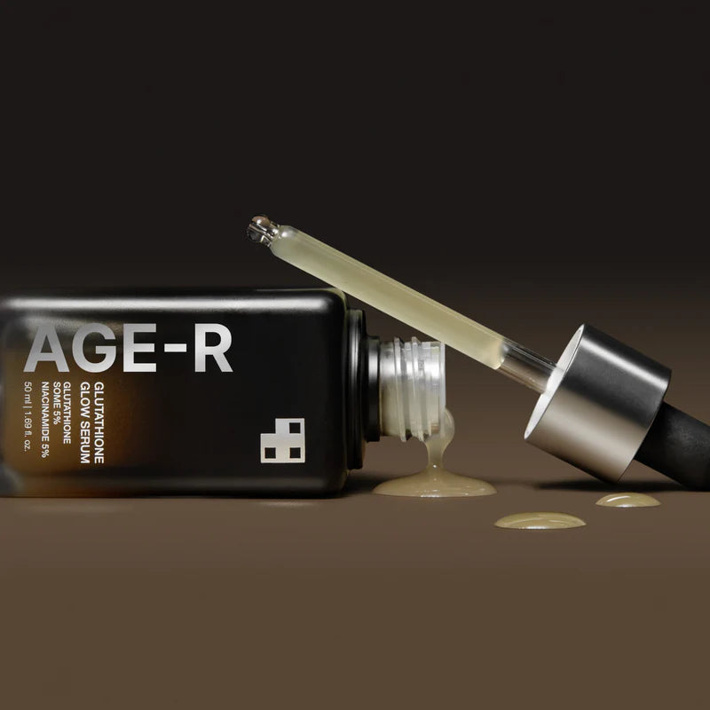 Sérum glow com glutationa para pele radiante. Frasco elegante com gotas iluminadoras sobre fundo claro.