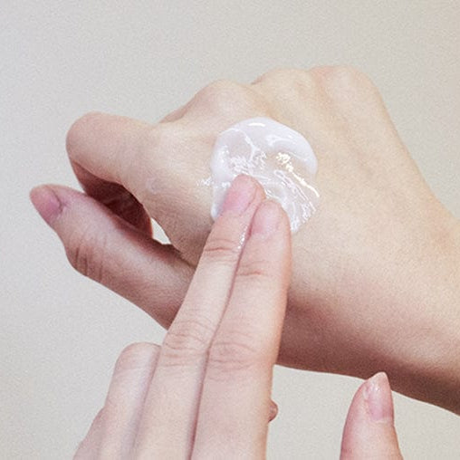 Textura do creme Hyalu-Cica Moisture Cream – leve, rápida absorção. Disponível na Glowthie – loja de cosmética coreana em Portugal. Ingredientes chave: Centella Asiática, ácido hialurónico, colagénio vegetal.