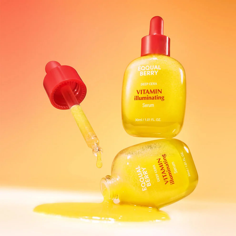 Dois frascos amarelos de sérum Vitamin illuminating Serum da EQQUALBERRY com tampas vermelhas são apresentados sobre um fundo laranja em gradiente. Um frasco está em posição vertical, enquanto o outro está deitado, derramando líquido. Um conta-gotas deixa cair sérum, transmitindo frescura e vitalidade.