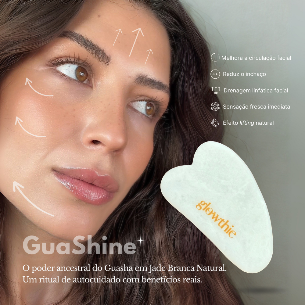 Gua Sha em jade branca — beleza natural em cada gesto. Pedra sobre fundo branco.