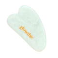 Gua Sha em jade branca — beleza natural em cada gesto. Pedra sobre fundo branco.
