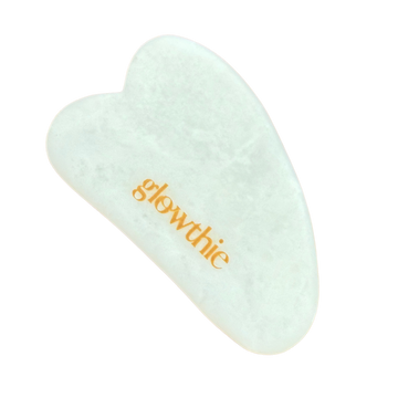 Gua Sha em jade branca — beleza natural em cada gesto. Pedra sobre fundo branco.