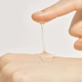 Textura leve em gel-água do serum gota sobre a pele