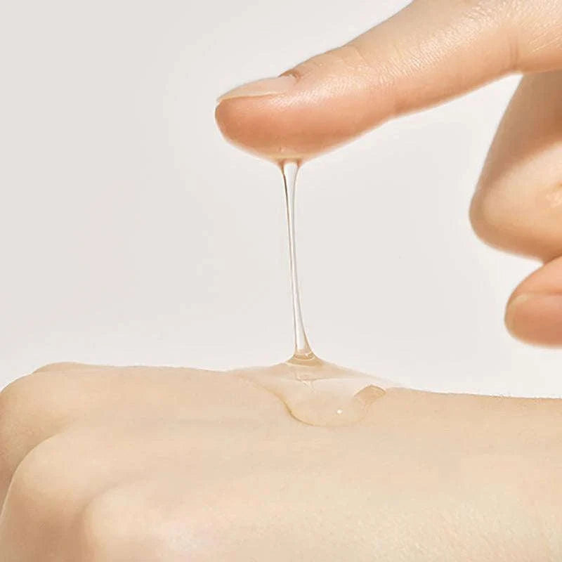 Textura leve em gel-água do serum gota sobre a pele