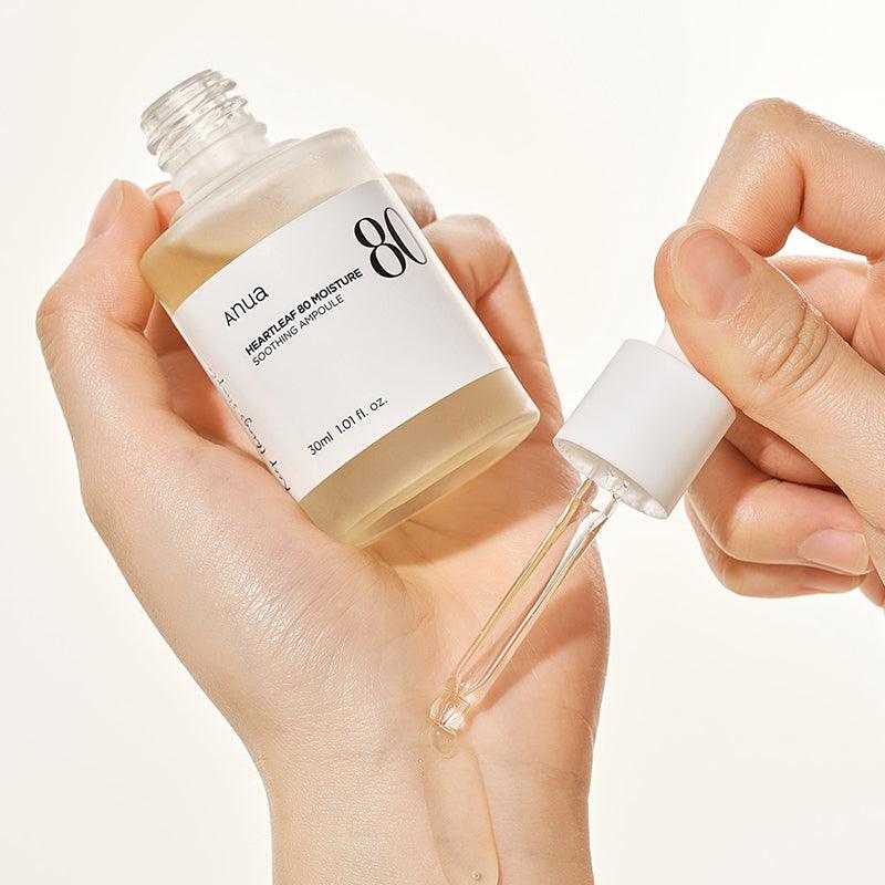 Frasco com conta-gotas da Anua Heartleaf 80 % Ampoule sobre fundo claro