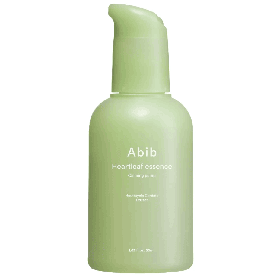 Frasco verde da Abib Heartleaf Essence Calming Pump sobre fundo branco