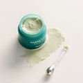 Textura cremosa do olho-creme Heimish que hidrata intensamente o contorno. Disponível na Glowthie – loja de cosmética coreana em Portugal