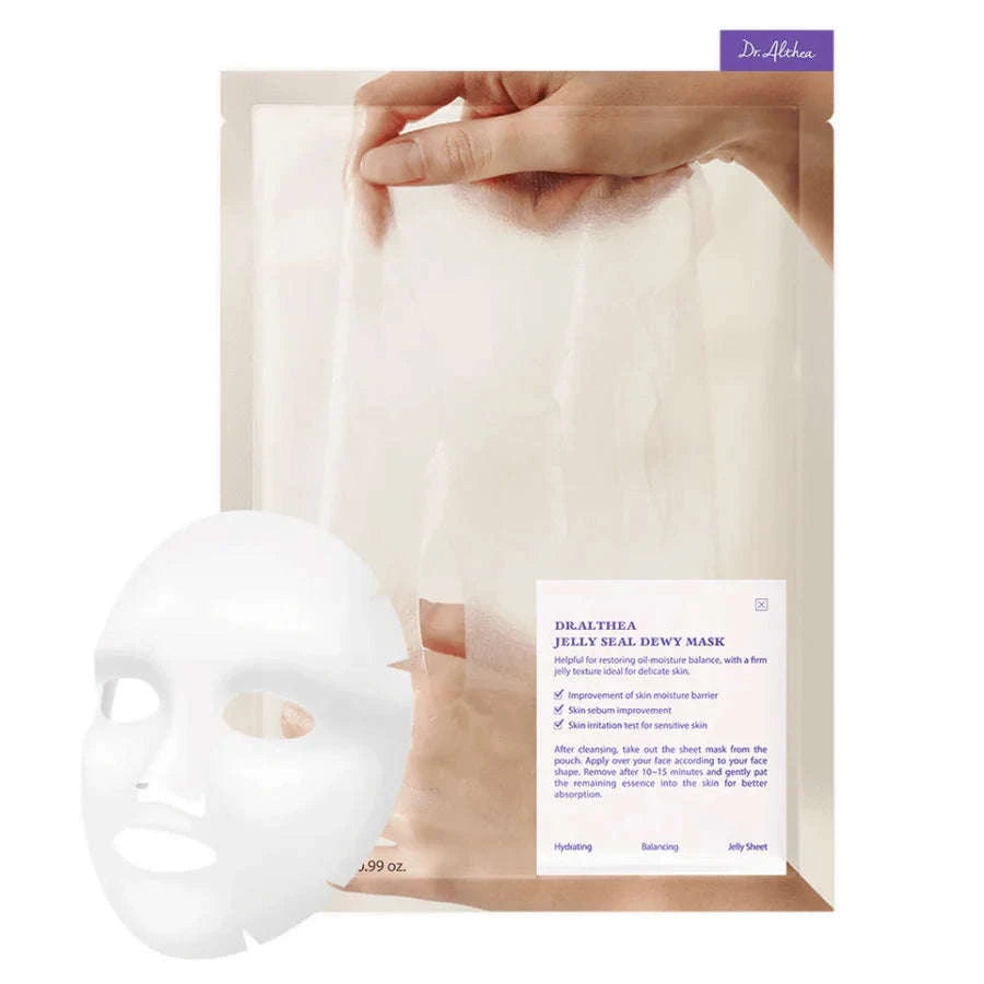 Uma mão segura a máscara facial Jelly Seal Dewy Mask da Dr. Althea em folha translúcida por cima da respetiva embalagem. A embalagem apresenta a marca e benefícios como hidratação e equilíbrio para pele sensível. O ambiente transmite calma e foco em cuidados de pele.