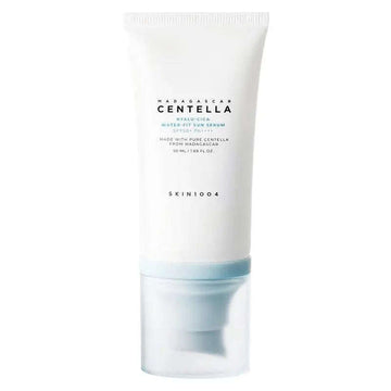 Frasco de 50ml do protetor solar SKIN1004 Madagascar Centella Hyalu-Cica Sun Serum com proteção SPF50+ PA++++.