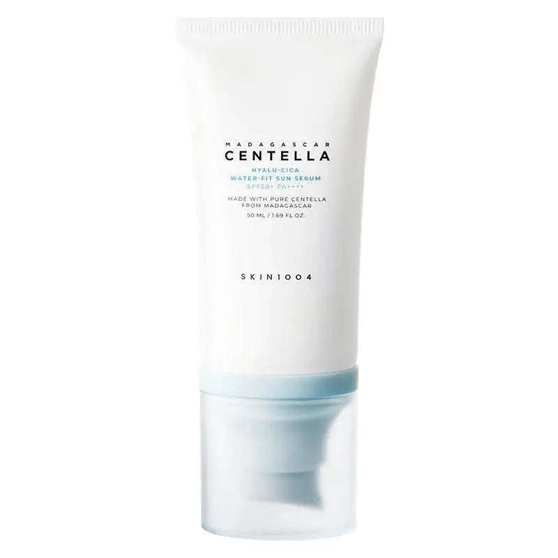 Frasco de 50ml do protetor solar SKIN1004 Madagascar Centella Hyalu-Cica Sun Serum com proteção SPF50+ PA++++.