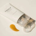 Creme facial Centella Skin1004 tubo aberto com amostra de textura cremosa em fundo claro.