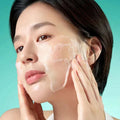 Aplicação do gel de limpeza Purito Bamboo no rosto