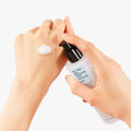 Mãos aplicando loção facial hidratante leve, textura cremosa, produto de cuidado coreano.
