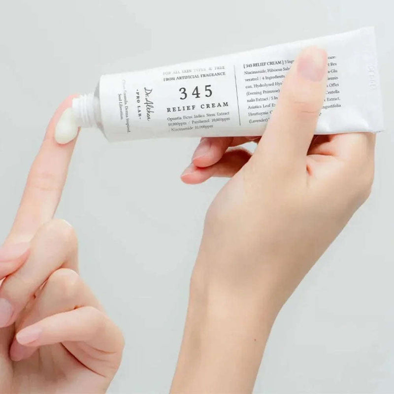 Aplicação do creme Dr. Althea 345 Relief na pele para regeneração pós-acne