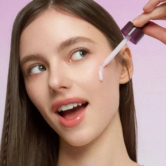 Textura leve do sérum Purple PDRN aplicada no dorso da mão, Glowthie Loja de Cosmética Coreana em Portugal