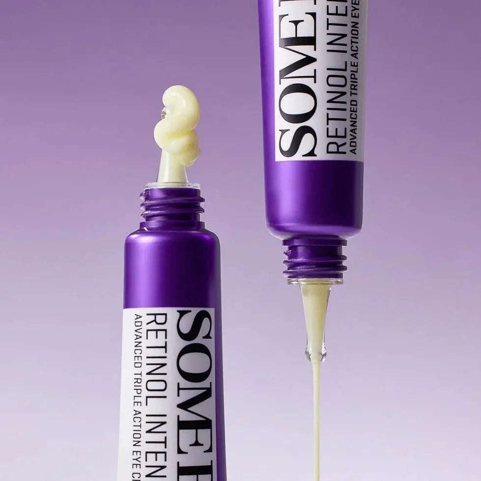 Creme de olhos coreano com retinol em tubo roxo sobre fundo lilás, cuidado facial.