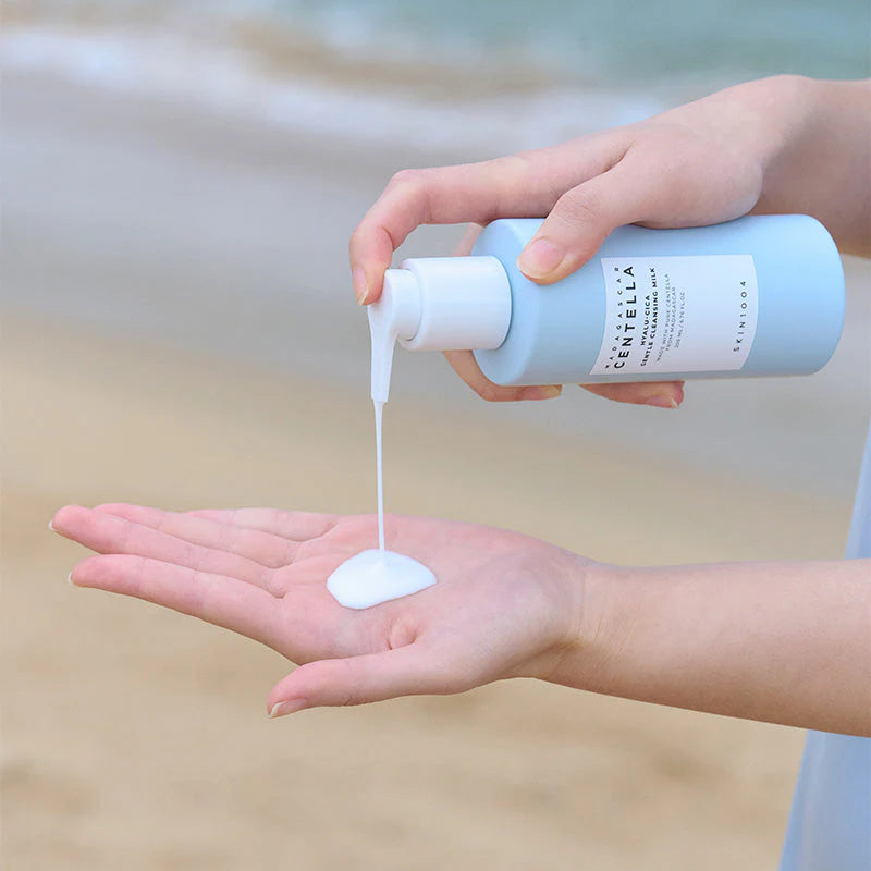 Textura leitosa do cleanser SKIN1004 Centella Hyalu-Cica