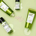 Produtos coreanos de cuidados com a pele Super Matcha, incluindo gel de limpeza, tônico e sérum, em embalagens verdes sobre fundo claro.