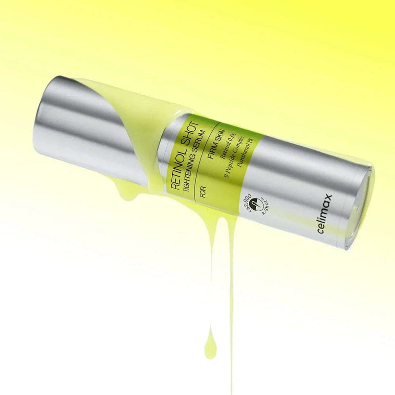 Frasco prateado de Retinol Shot Tightening Serum com líquido amarelo-néon a escorrer, colocado sobre um fundo em degradê amarelo. O design transmite uma sensação fresca e elegante.