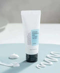 Máscara noturna coreana COSRX Ultimate Nourishing Rice, embalagem de 60ml sobre superfície azul, creme visível.