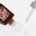 Frasco de sérum coreano vitamina C com conta-gotas e líquido derramado, cosmético facial.